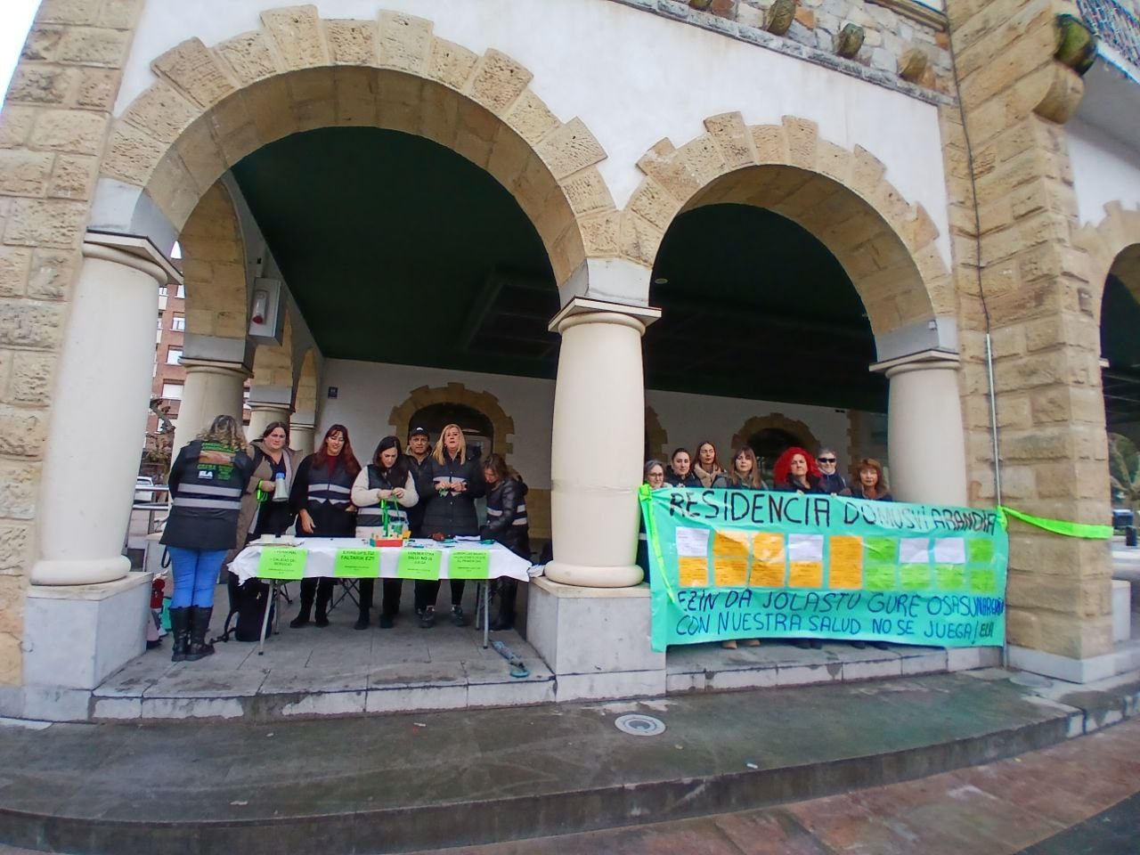DomusVik behin eta berriro urratzen du greba eskubidea, egun arrunt batean baino langile gehiago ezarriz