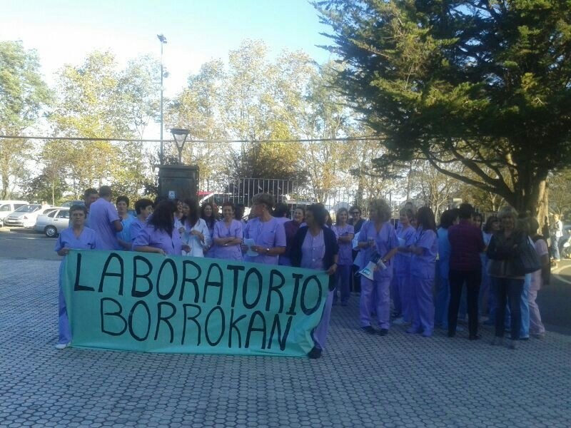 Donostiako ospital unibertsitarioko laborategiko langileak murrizketen aurka