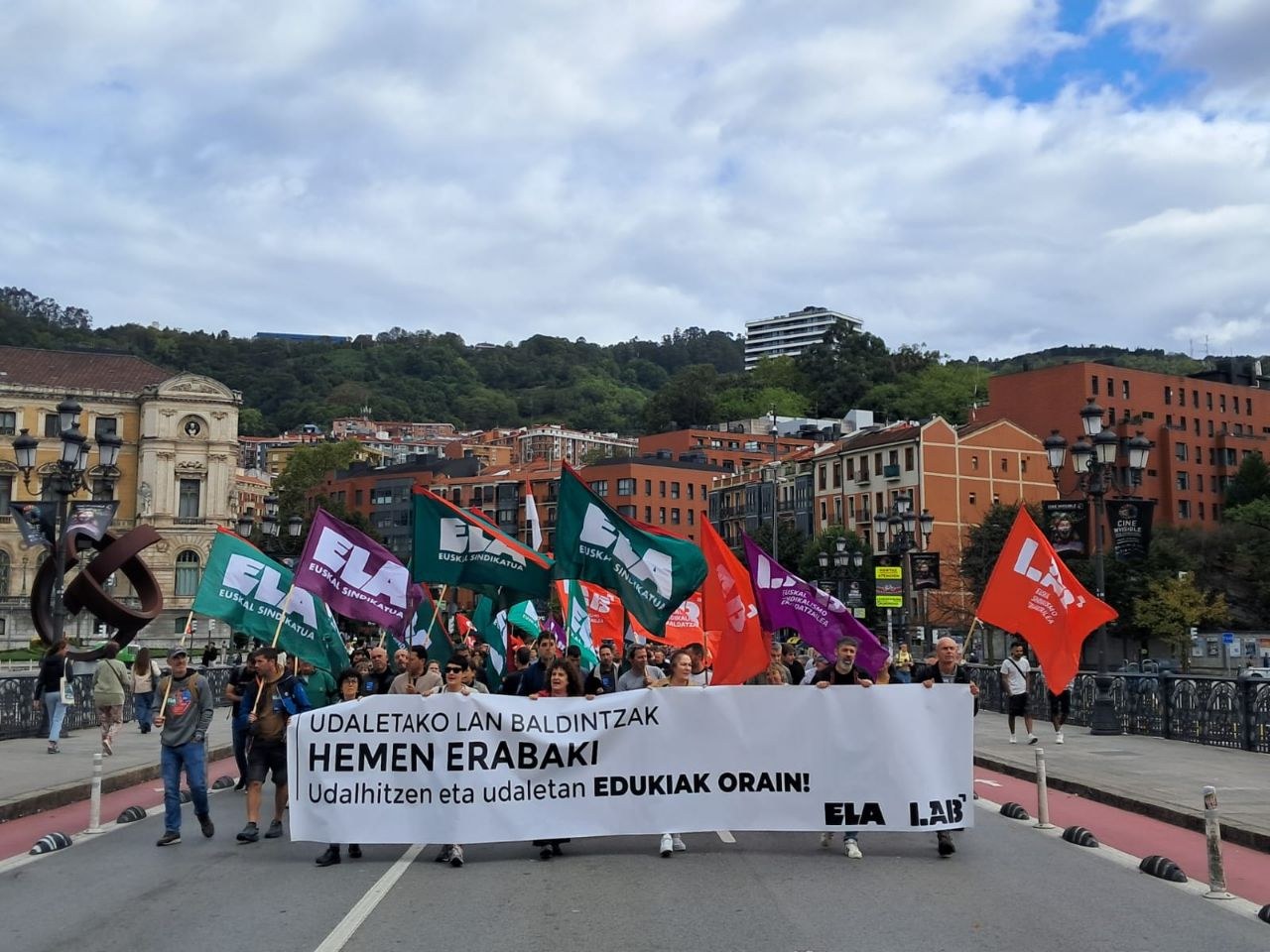 Langileek EUDELi negoziazioaren blokeoa hausteko eskatu diote