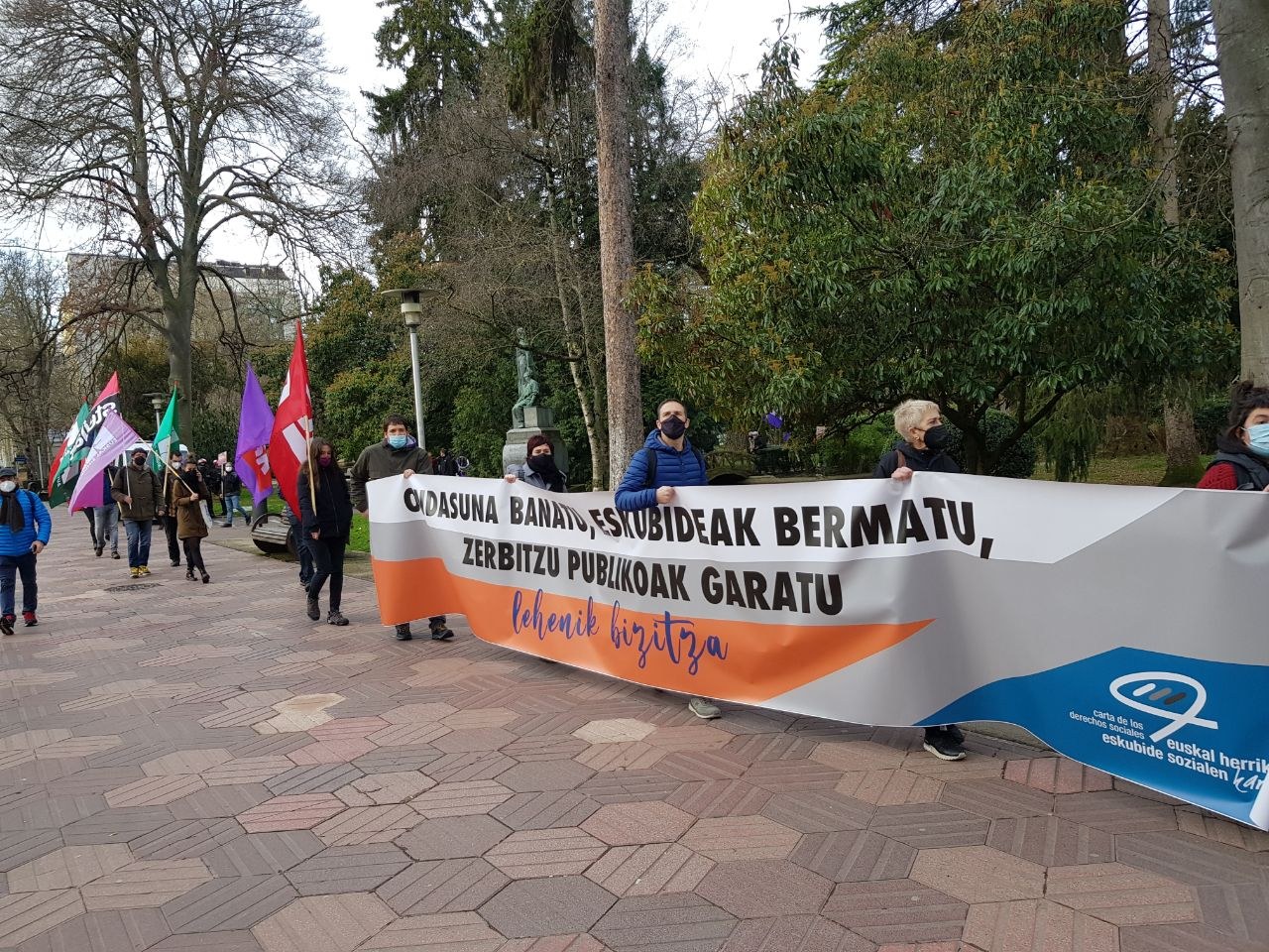 EHko Eskubide Sozialen Kartak EAEko aurrekontu proiektua errefusatu du Gasteizko Legebiltzarraren aurrean