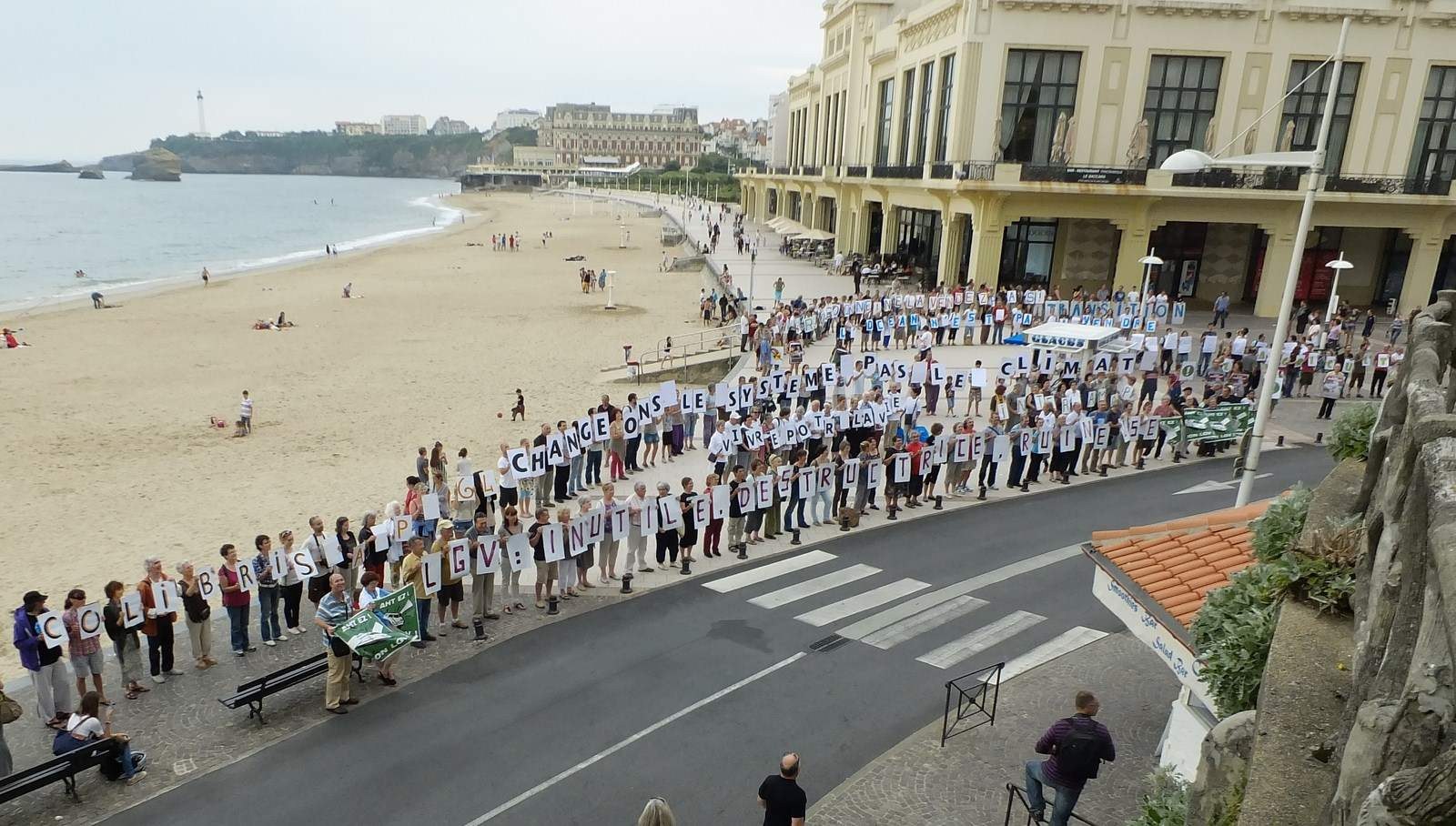 Ehunka pertsona elkarretaratu ziren Miarritz eta Bilbon justizia sozialaren eta ekologikoaren alde