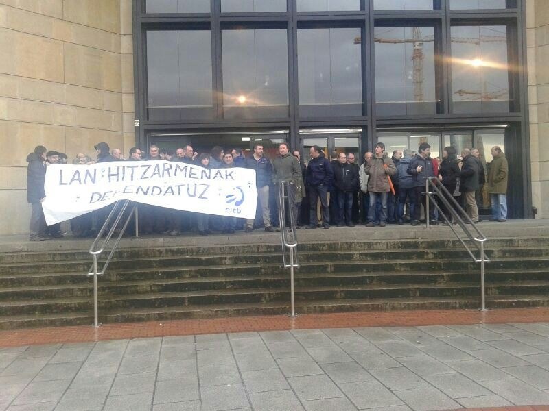 EITBko langileek mobilizazioak hasi dituzte akordioak ez direla betetzen salatzeko