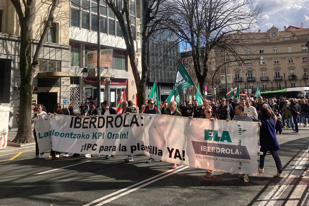 Langileak KPIaren araberako soldata igoera bermatuko duen hitzarmen baten alde mobilizatu dira