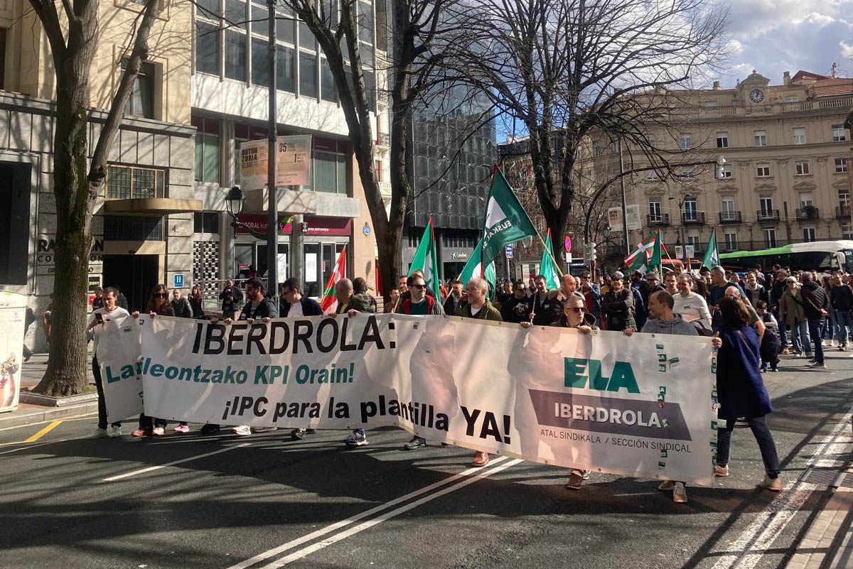 Langileak KPIaren araberako soldata igoera bermatuko duen hitzarmen baten alde mobilizatu dira