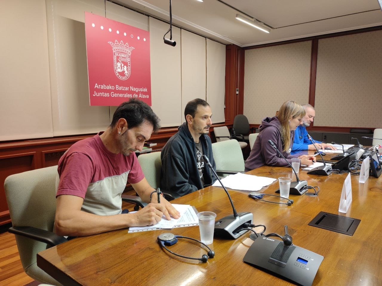 ELA eta LABeko ordezkariak Arabako Batzar Nagusietan izan dira Naipes Heraclio Fournier enpresako gatazka azaltzeko ELA eta LABeko ordezkariak Arabako Batzar Nagusietan izan dira Naipes Heraclio Fournier enpresako gatazka azaltzeko