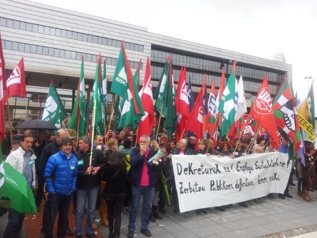 ELA joan egin da mahai orokorreko bileratik, eta lanaldia luzatzen duen dekretua erretira dezala eskatu dio Jaurlaritzari