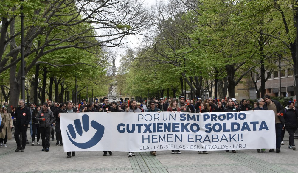 Gutxieneko soldataren alde manifestazio zaratatsua egin da Iruñean