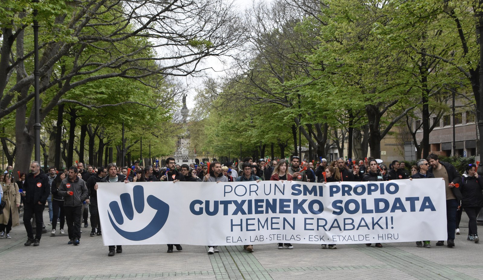 Gutxieneko soldataren alde manifestazio zaratatsua egin da Iruñean Gutxieneko soldataren alde manifestazio zaratatsua egin da Iruñean
