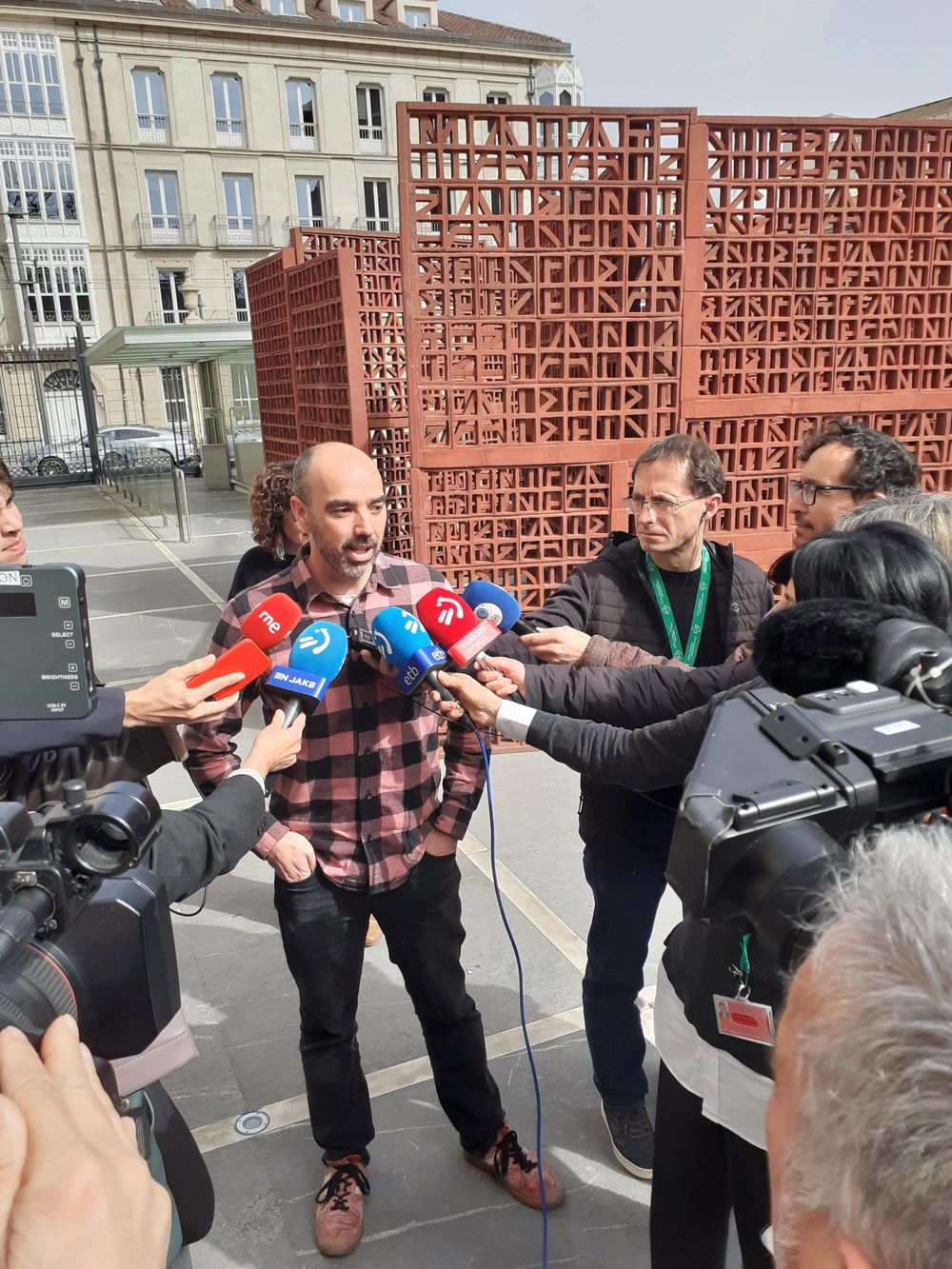 ELA, LAB, Steilas, Hiru eta Etxaldek alderdiei eskatzen diete urrats eraginkorrak eman ditzaten