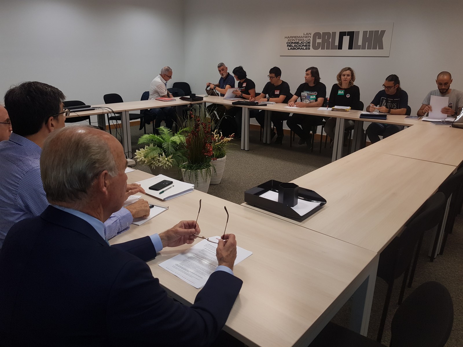 Sindikatuek deitutako bilerara Hezkuntza saila ez agertzea arduragabekeria hutsa da, eta patronalak esku hutsik etortzea, ulergaitza