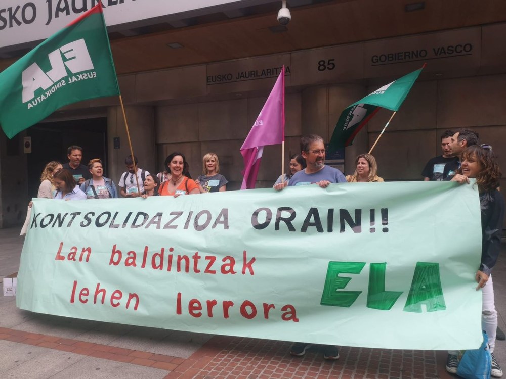 ELAk 3.000 sinaduratik gora batu eta erregistratu ditu Eusko Jaurlaritzan Hezkuntzako behin behineko langileen kontsolidazioaren alde