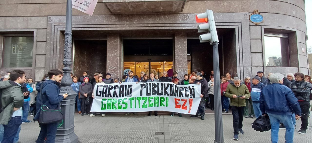 ELAk deskontuak mantentzeko aldarrikapena helburu duen kontzentrazioan parte hartu du