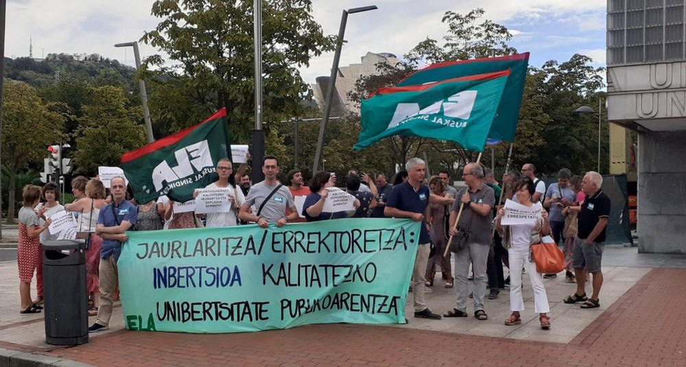 ELAk elkarreratzea egin du salatzeko Jaurlaritza gero eta gehiago murrizten ari delako EHUren finantzaketan