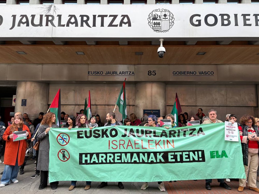 ELAk elkarretaratzea egin du Eusko Jaurlaritzaren aurrean, Israelekin harremanak dituzten enpresei erabateko babesa ematen diela salatzeko