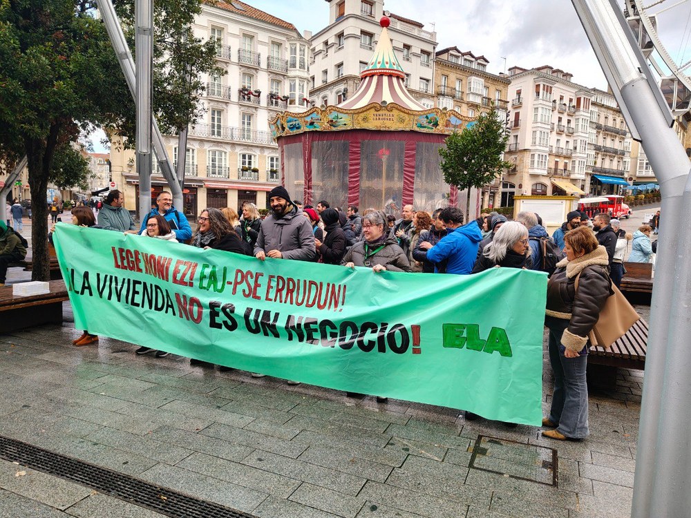 ELAk elkarretaratzea egin du Gasteizen Etxebizitza Arloko Premiazko Neurrien Legearen gabeziak salatzeko
