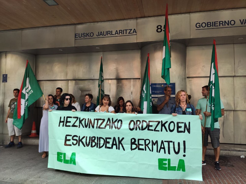 ELAk elkarretaratzea egin du Hezkuntza Sailaren aurrean, Ordezkaguneak sortutako kaosa salatzeko eta erantzukizunak eskatzeko