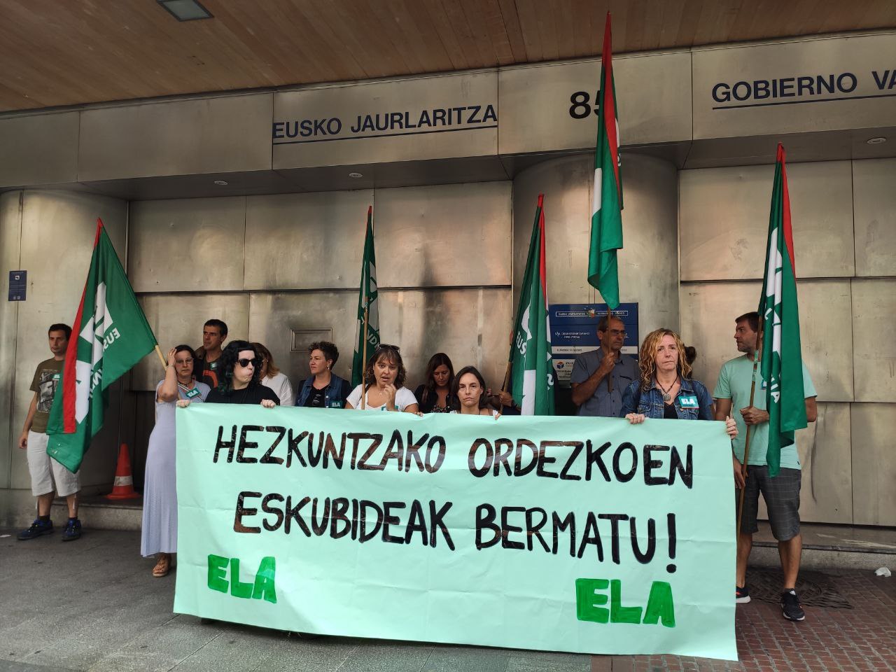 ELAk elkarretaratzea egin du Hezkuntza Sailaren aurrean, Ordezkaguneak sortutako kaosa salatzeko eta erantzukizunak eskatzeko ELAk elkarretaratzea egin du Hezkuntza Sailaren aurrean, Ordezkaguneak sortutako kaosa salatzeko eta erantzukizunak eskatzeko