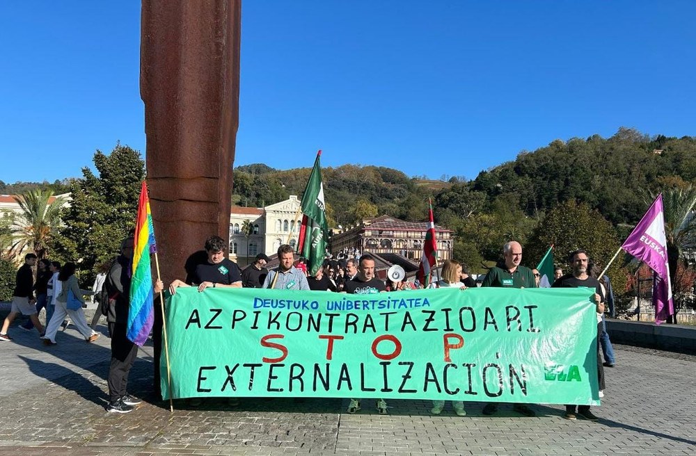 ELAk elkarretaratzea egin du Hizkuntza Zerbitzuaren azpikontratazioaren aurka