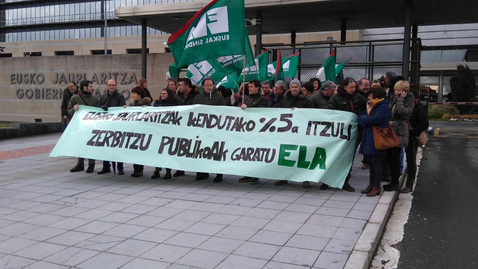 ELAk enpresa publikoetako langileei %5 itzultzea eskatu du