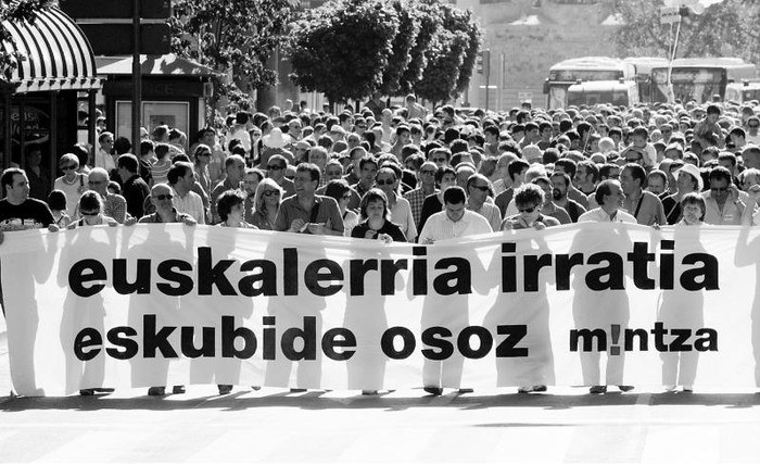 ELAk Euskalerria Irratia zoriontzen du bere lizentzia ia 20 urteko borroka baten ondoren lortzeagatik
