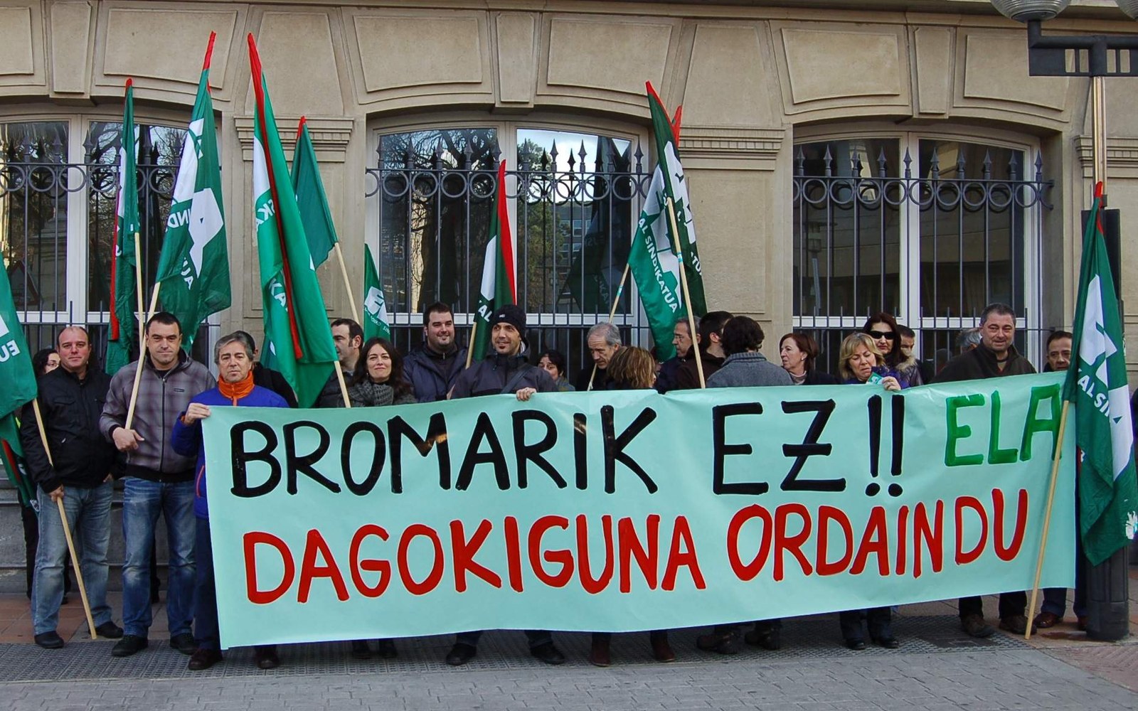 ELAk Eusko Legebiltzarrak 2012ko ordainsari guztiak emateari uko egin diola salatzen du