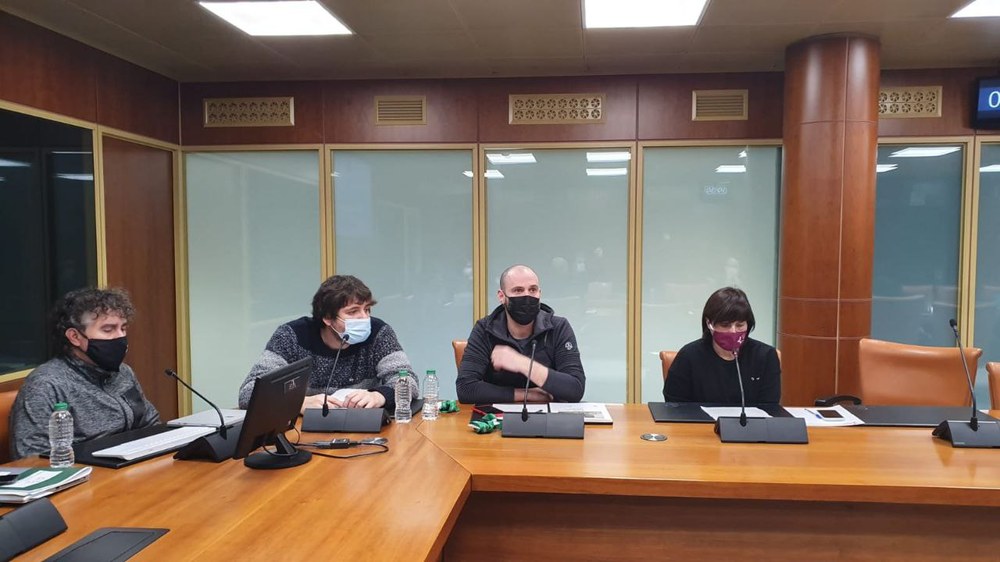 ELAk Legebiltzarrean azpimarratu du deskarbonizazioa ezin dela egin langile klasearen kontura, eta trantsiziorako baliabide publikoak eskatu ditu