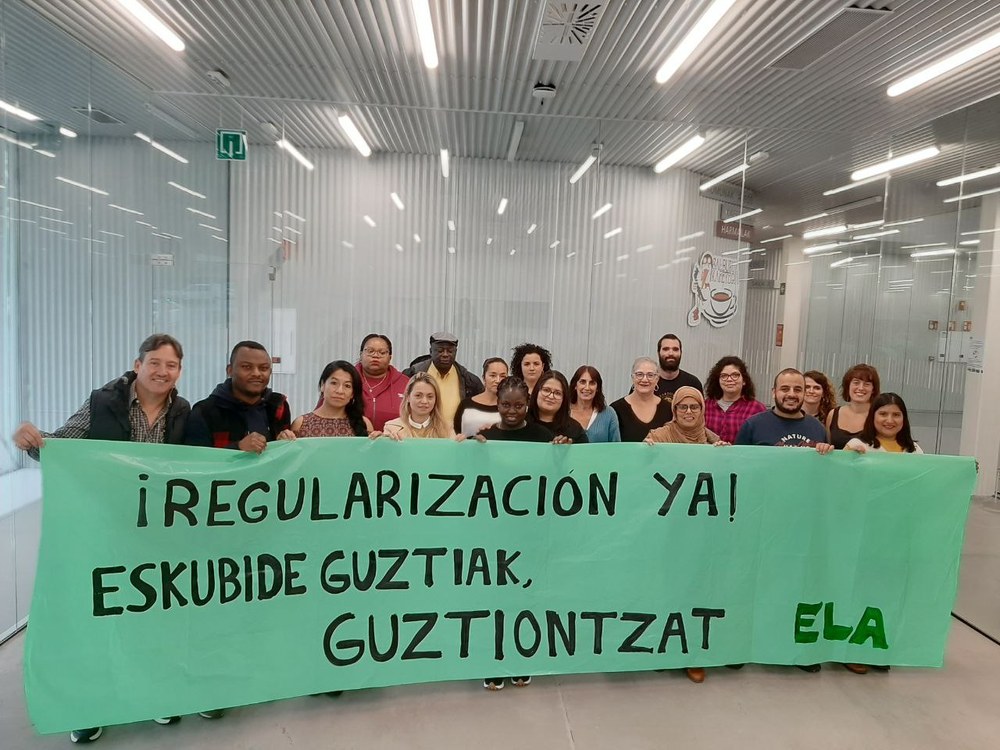ELAk exijitu du migratzaile guztien egoera erregularizatu dadila