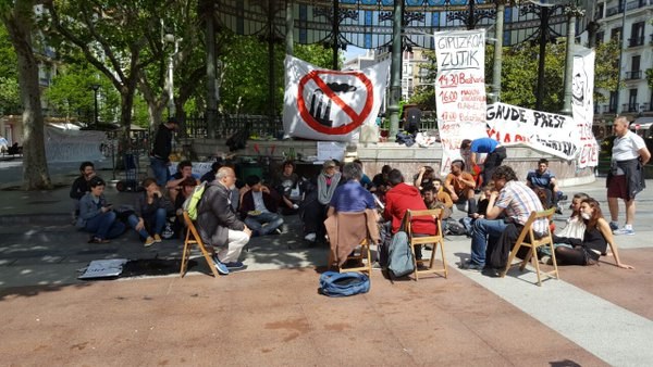 ELAk Gipuzkoa Zutik ekimeneko jendea irtenaraztea salatzen du