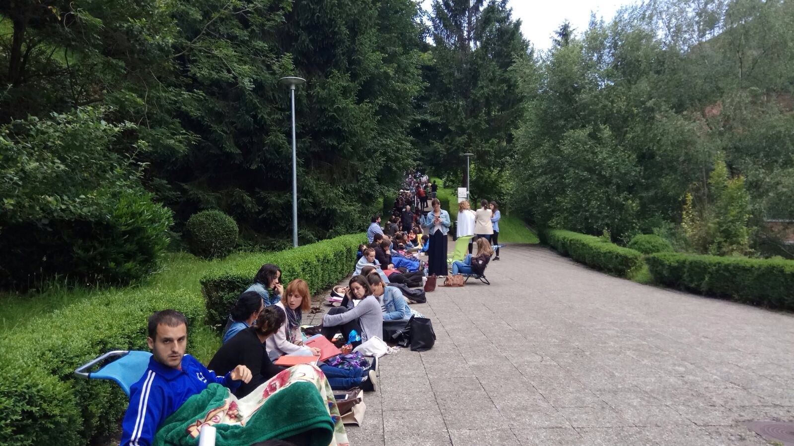 ELAk Haurreskolak Partzuergoaren zuzendaritzari eskatzen dio ordezkapen zerrendak irekirik mantentzea eta berehala merezimenduen baitako zerrenda osatzea