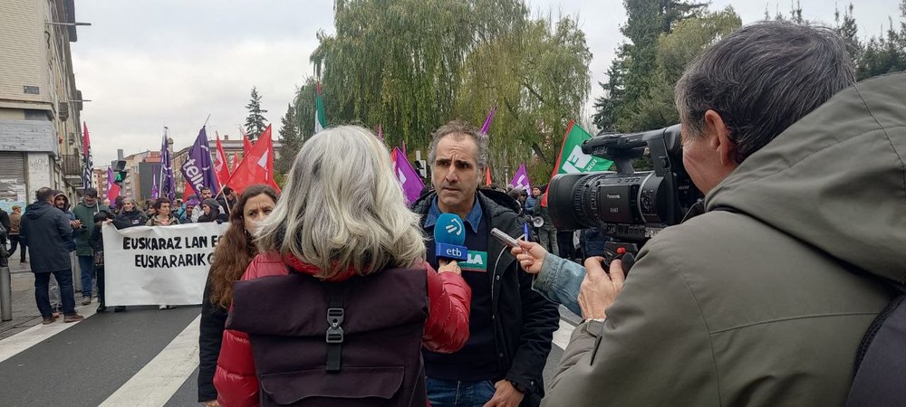 ELAk lege bat eskatu du euskaraz lan eta zerbitzua jasotzeko eskubidea bermatzeko