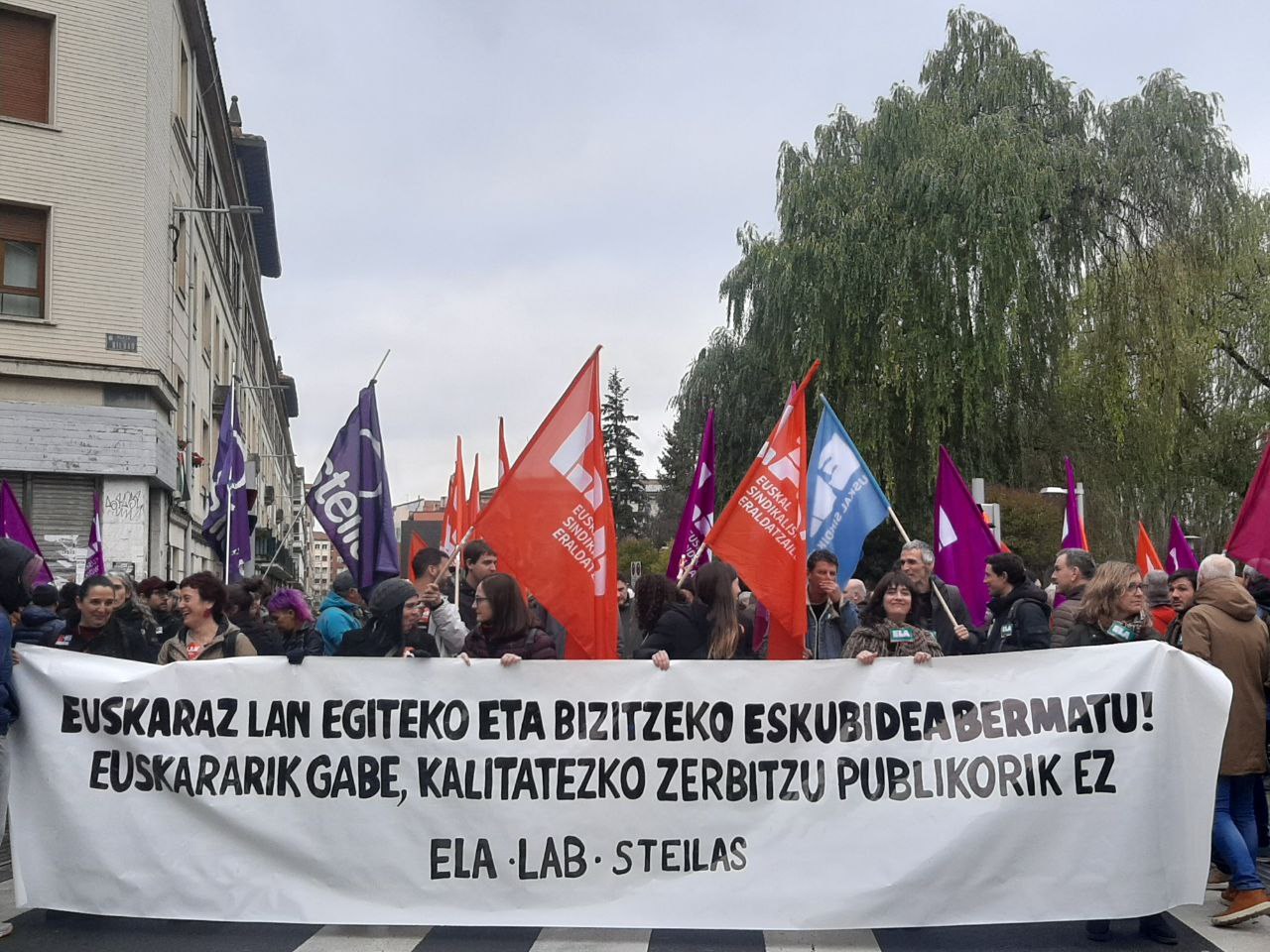 ELAk lege bat eskatu du euskaraz lan eta zerbitzua jasotzeko eskubidea bermatzeko