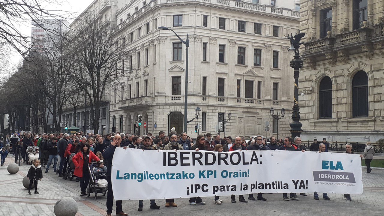 ELAk manifestazioa egin du KPIren araberako soldata igoerak eskatzeko