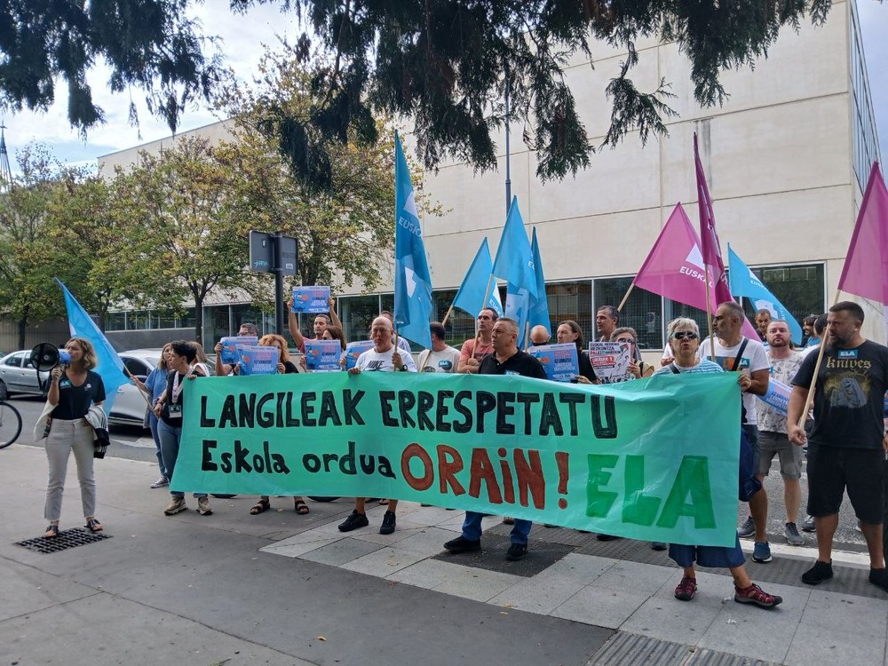ELAk negoziazio kolektiboa urratzeari uzteko eta eskola orduaren murrizketa apikatzeko eskatu du