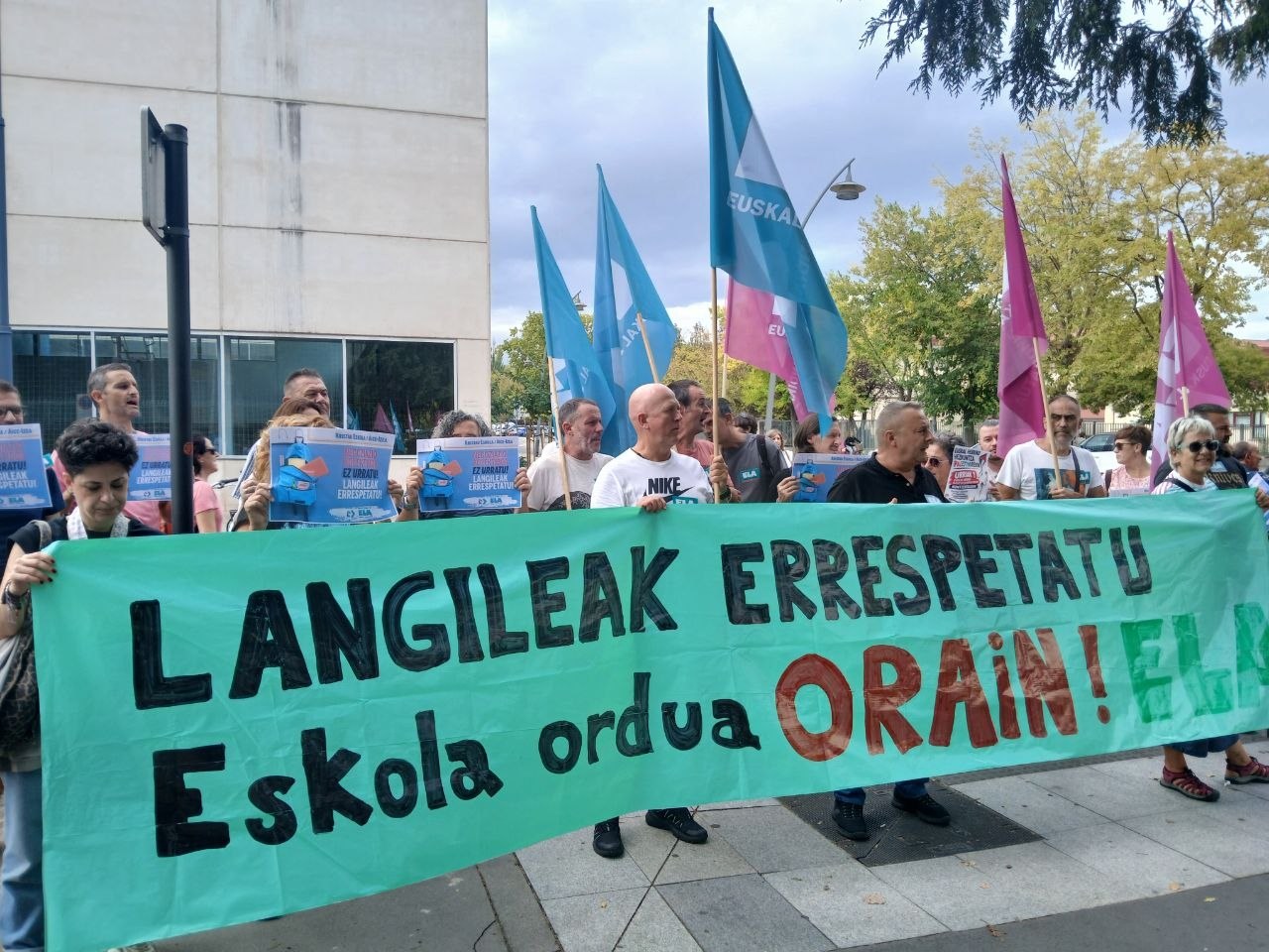 ELAk negoziazio kolektiboa urratzeari uzteko eta eskola orduaren murrizketa apikatzeko eskatu du