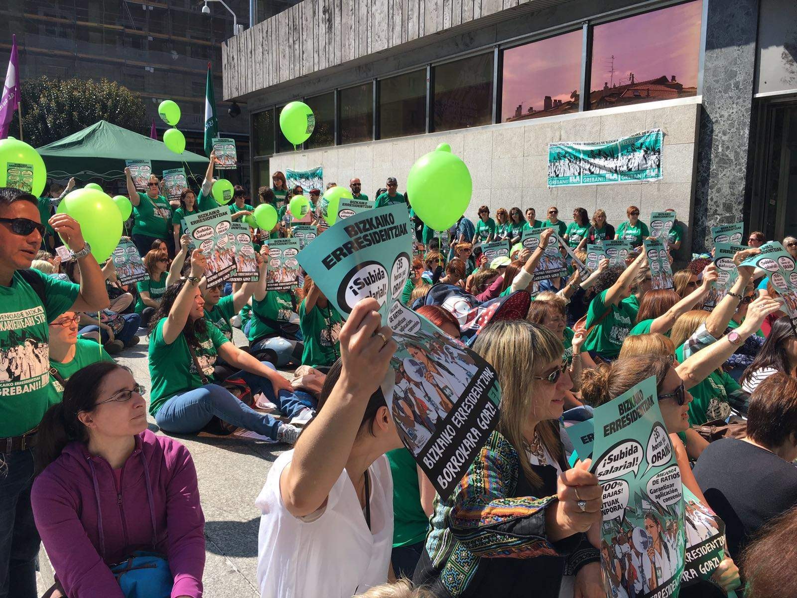 ELAk salatu du Bizkaiko zahar-etxe askotan duela urte asko ari direla gutxieneko zerbitzutan lan egiten