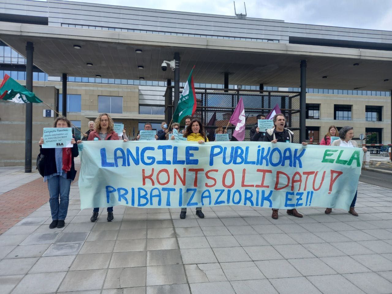 ELAk salatu du Eusko Jaurlaritzak bere plantillaren 45.000 behin-behinekotatik soilik %20a egonkortu nahi dituela