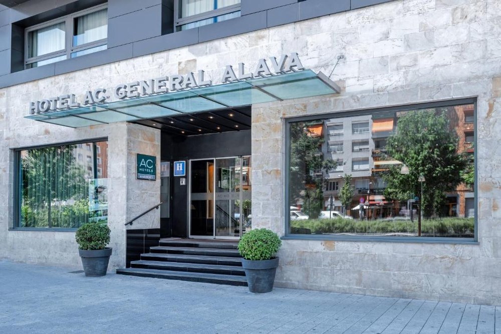 ELAk egungo plantillaren erdia baino gehiago kaleratu nahi dutela salatu du