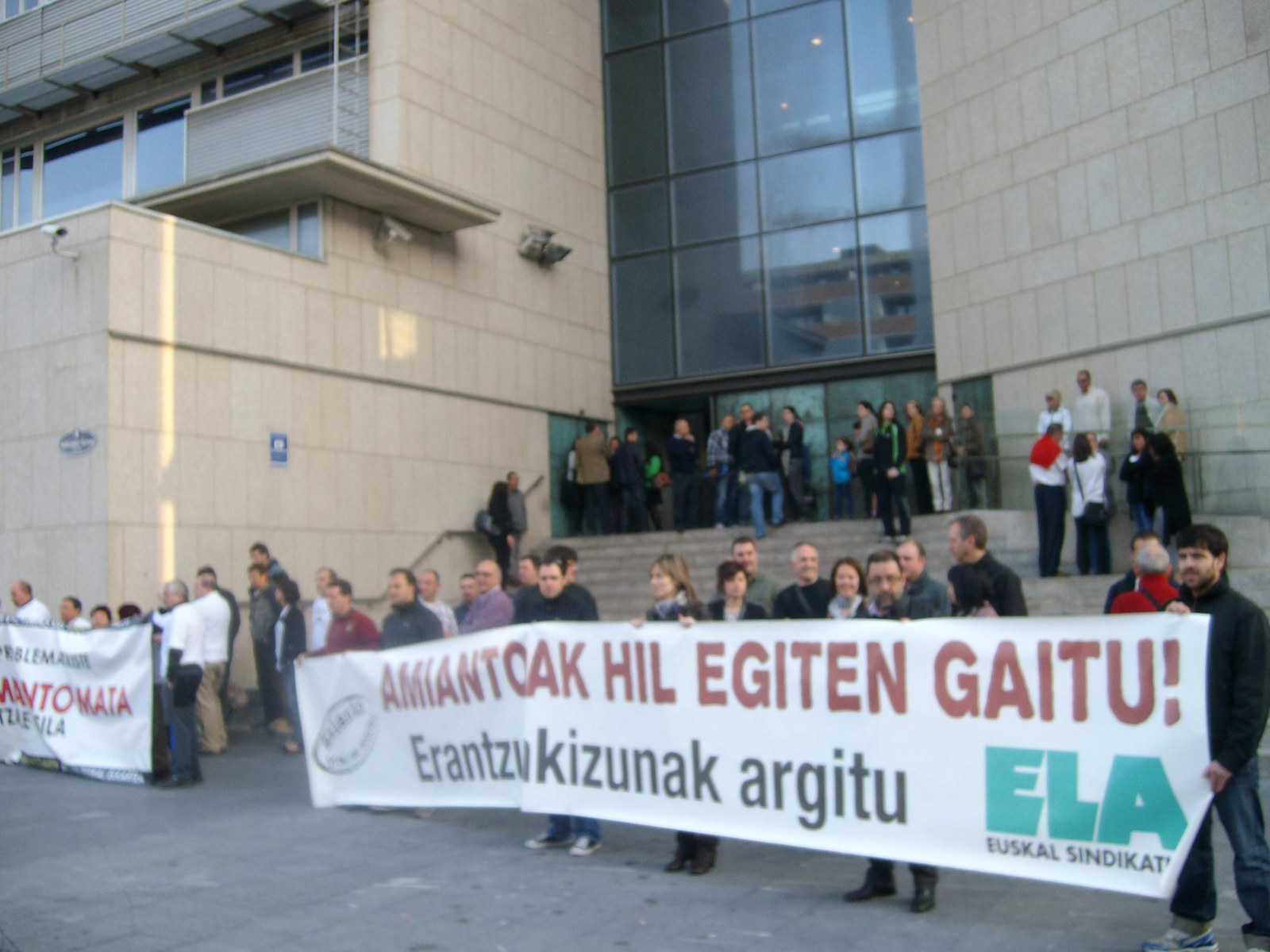 ELAk salatu egin du amiantoaren erabilpenaren aurkako neurrien gabezia ELAk salatu egin du amiantoaren erabilpenaren aurkako neurrien gabezia