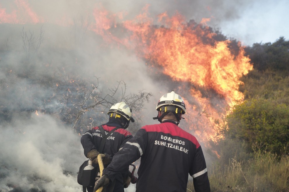 ELAk suhiltzaile helitransportatuen talde finko bat sortzea proposatu du Nafarroan, suhiltzaile propioekin, sute handien aurkako eraginkortasuna areagotzeko