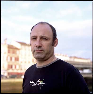 ELAko Batzorde Eragileak exijitu du berehala aska ditzatela Txetx Etcheverry, ELAko militantea eta Manu Robles-Arangiz Fundazioaren arduraduna Baionan