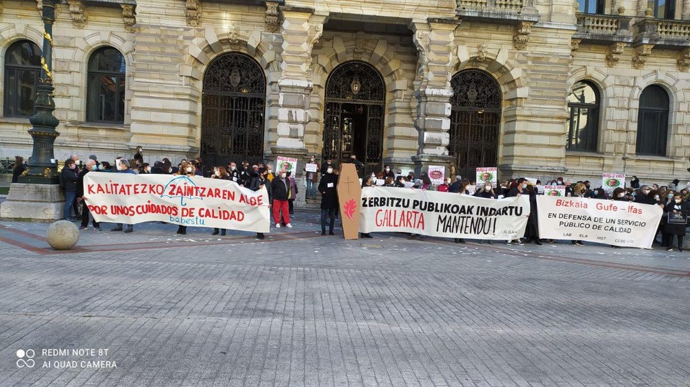Elkarrateratze zaratatsua Bizkaiko Foru Aldundiaren aurrean, gizarte-zerbitzu publikoen noraeza salatzeko