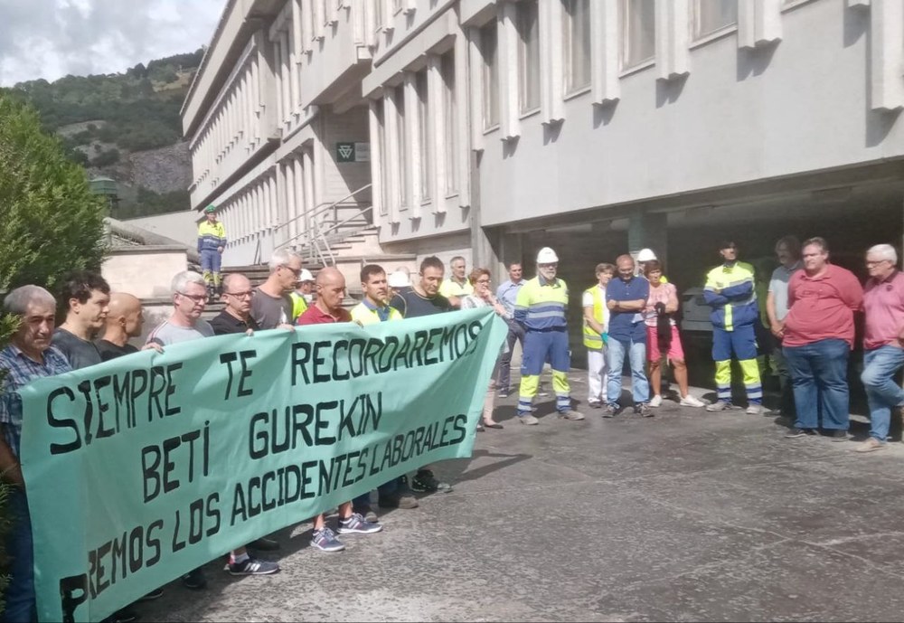 Elkarretaratzea Olaztiko Portland enpresan gertatutako lan heriotza salatzeko