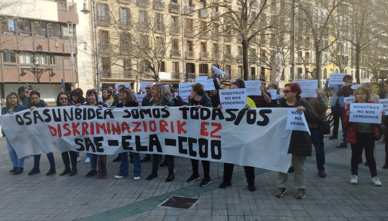 Elkarretaratzea egin da plantilla guztiarentzat lan baldintza hobeak eta zerbitzu hobea exijitzeko Elkarretaratzea egin da plantilla guztiarentzat lan baldintza hobeak eta zerbitzu hobea exijitzeko