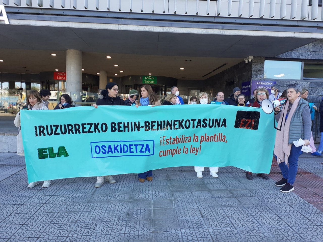 Elkarretaratzea egin du ELAk Urdulizko ospitalearen aurrean, Osakidetzak langileen kontratazio eskubideak urratzen dituelako