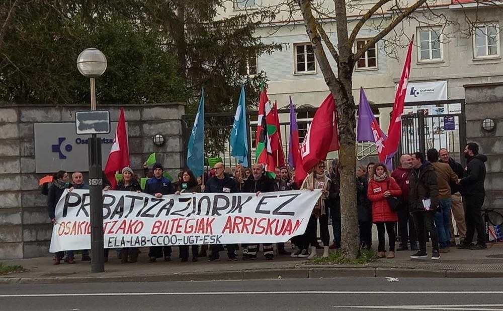 Elkarretaratzea egin dute biltegien pribatizazio proiektua salatzeko