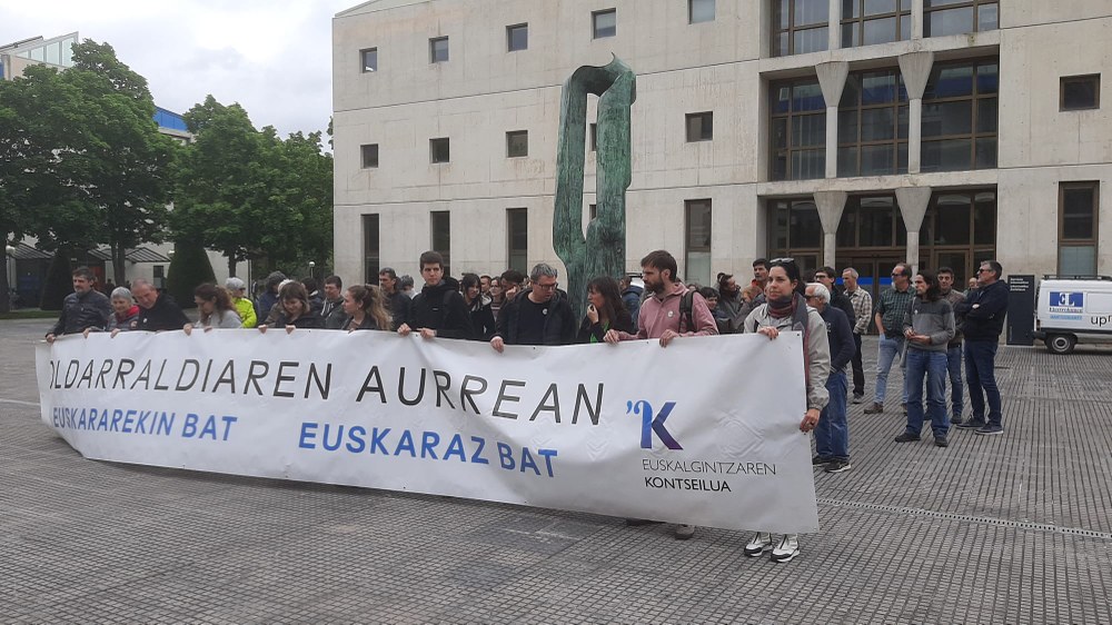 Salatu dute euskara ez dela merezimendu izango Tuterako kanpusean ebatzi duen epaiaren kontra