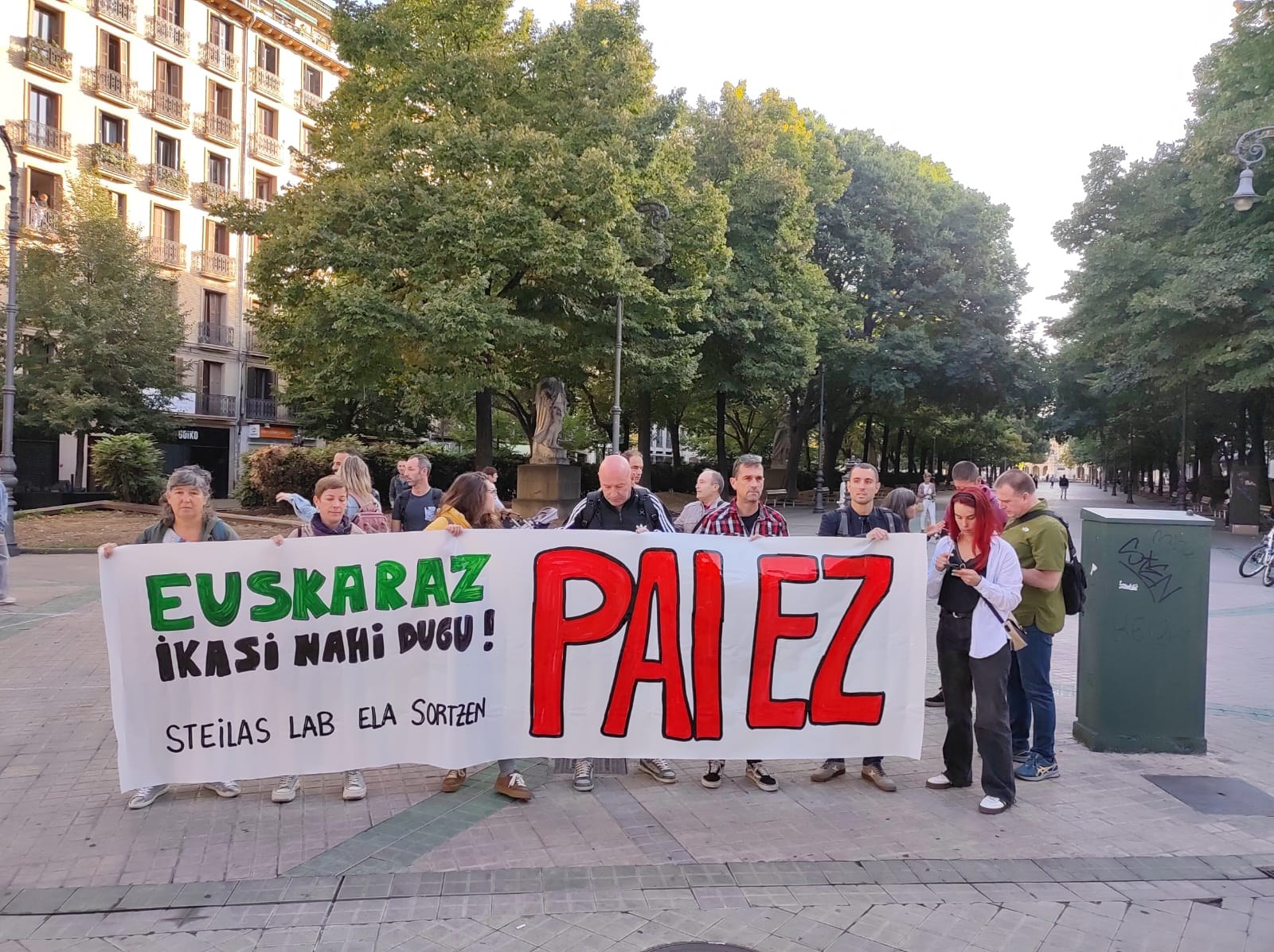 Elkarretaratzea egin dute euskaraz ikasteko eskubidearen alde eta PAIren inposaketaren aurka Elkarretaratzea egin dute euskaraz ikasteko eskubidearen alde eta PAIren inposaketaren aurka