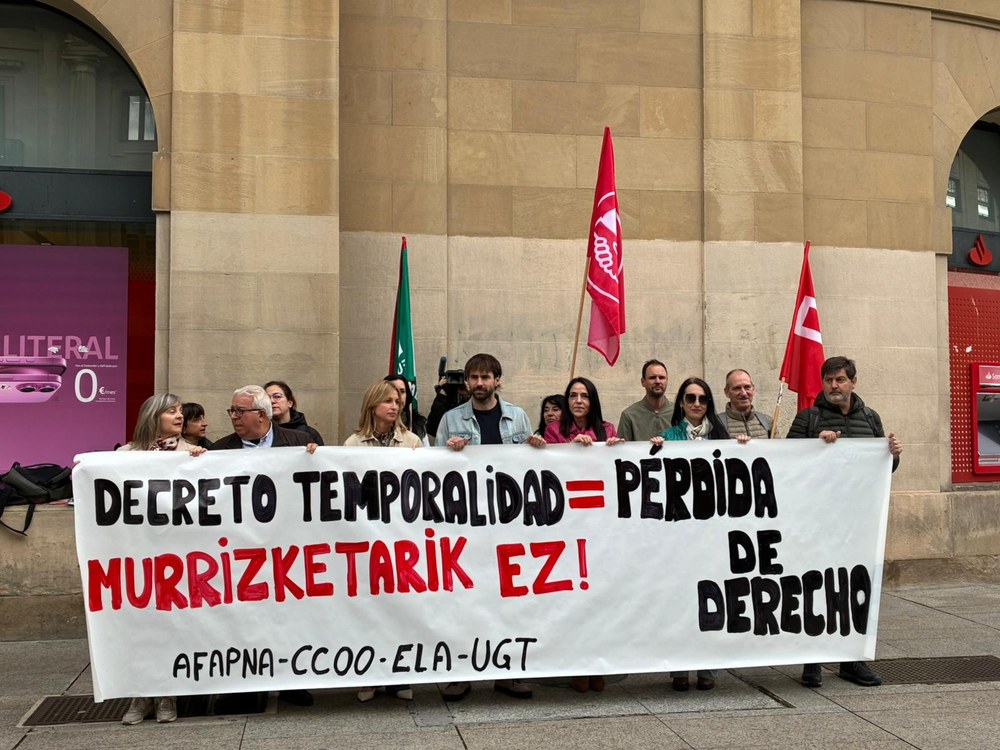Elkarretaratzea egin dute Nafarroako Gobernuaren eta LABen artean adostutako dekretuak behin-behinekotasuna betikotzen duela salatzeko