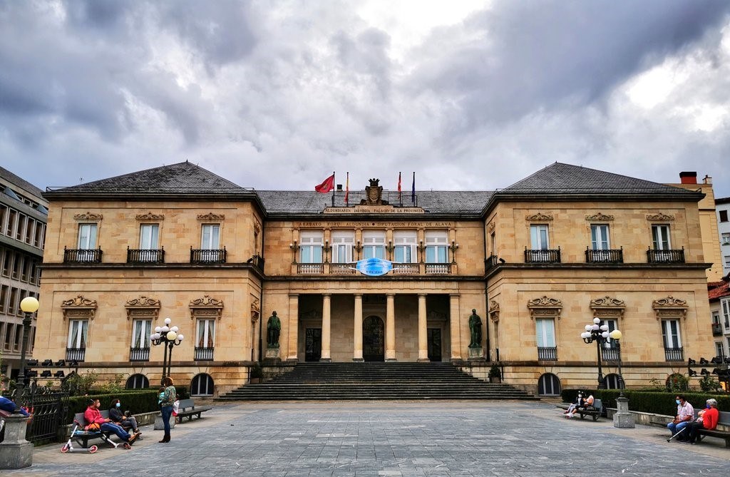 Elkarretaratzea egin dute sindikatuek Aldundiaren aurrean negoziazioaren blokeoa salatzeko Elkarretaratzea egin dute sindikatuek Aldundiaren aurrean negoziazioaren blokeoa salatzeko