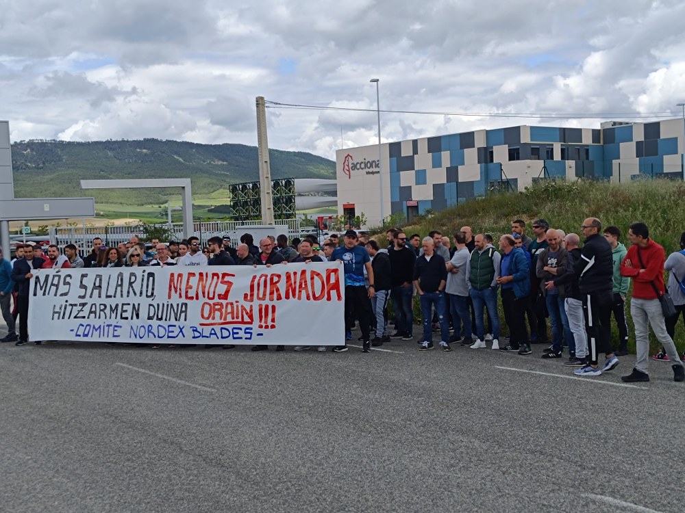 Elkarretaratzea egin dute soldata hobetu eta lan orduak murriztuko dituen hitzarmenaren alde